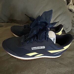 Reebok Women's Classic AZ Sneakers Navy Blue/Ivory. Size 8 - 2 sets of laces.